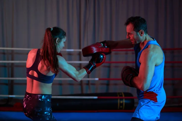 Mujer Kickboxer Golpeando Guantes Con Entrenador Ring — Foto de Stock