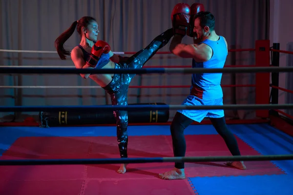 Kickboxerin Schlägt Mit Ihrem Trainer Ring Auf Handschuhe Ein — Stockfoto