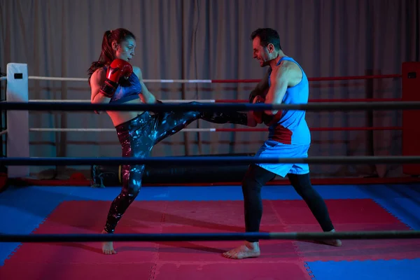 Mujer Kickboxer Golpeando Guantes Con Entrenador Ring — Foto de Stock