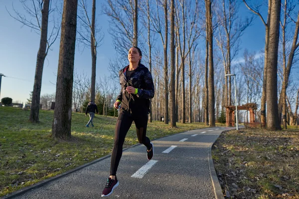 公園内を走る陸上競技女子 — ストック写真