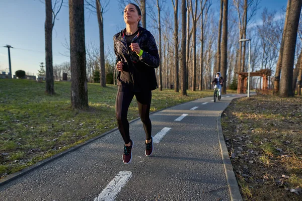 Donna Atletica Tuta Ginnastica Che Corre Nel Parco — Foto Stock