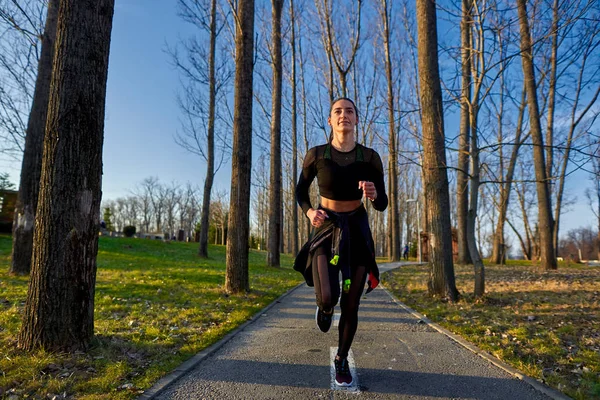 Atletisk Kvinna Träningsoverall Som Springer Parken — Stockfoto