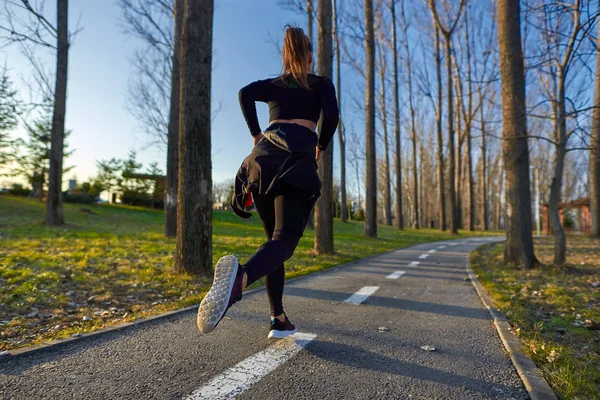 Donna Atletica Tuta Ginnastica Che Corre Nel Parco — Foto Stock