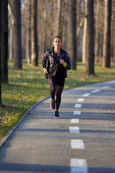 Parkta Koşan Eşofmanlı Atletik Bir Kadın — Stok fotoğraf