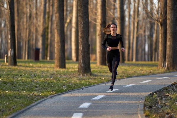 Donna Atletica Tuta Ginnastica Che Corre Nel Parco — Foto Stock