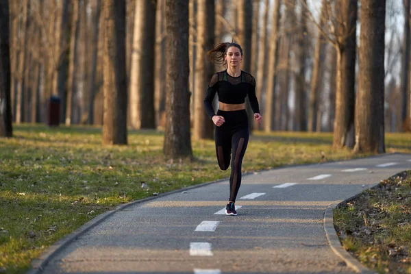 Donna Atletica Tuta Ginnastica Che Corre Nel Parco — Foto Stock