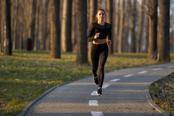 Atletisk Kvinna Träningsoverall Som Springer Parken — Stockfoto