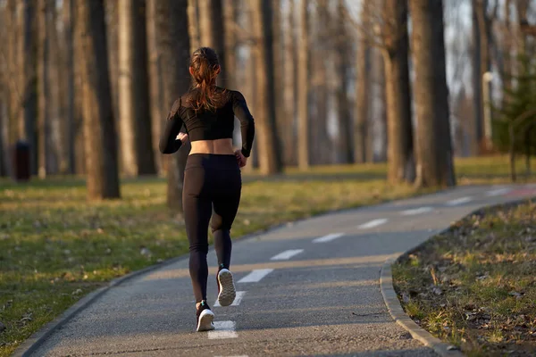Atletisk Kvinna Träningsoverall Som Springer Parken — Stockfoto