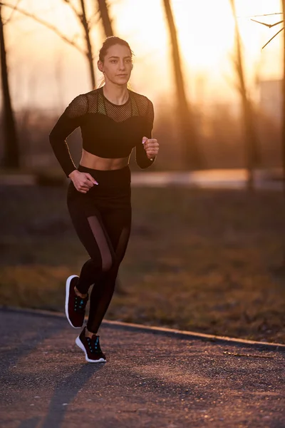 Mujer Atlética Traje Atletismo Corriendo Parque — Foto de Stock