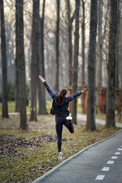 Femme Athlétique Survêtement Courant Dans Parc — Photo