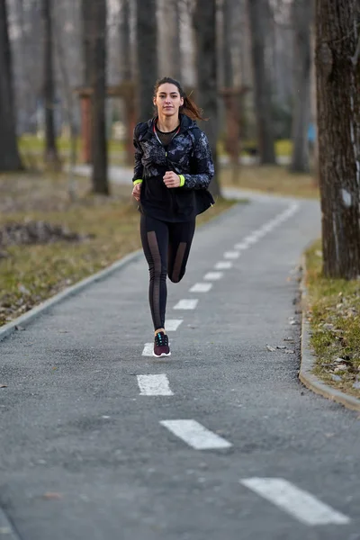 Atletisk Kvinna Träningsoverall Som Springer Parken — Stockfoto
