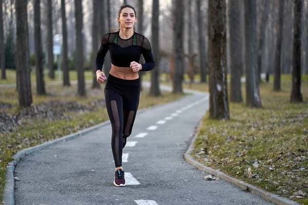 Donna Atletica Tuta Ginnastica Che Corre Nel Parco — Foto Stock