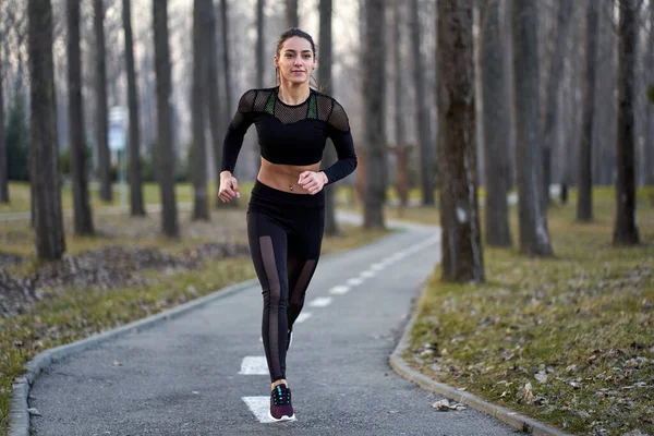Mujer Atlética Traje Atletismo Corriendo Parque — Foto de Stock