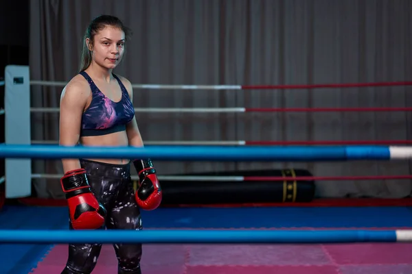Девушка Боксер Тренируется Ринге — стоковое фото
