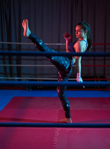 Kick Boxeador Entrenamiento Chica Ring — Foto de Stock