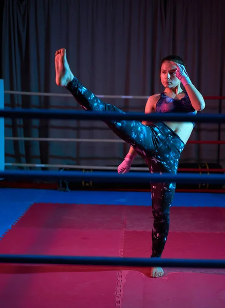 Kick Boxer Girl Training Ring — Stock Photo, Image