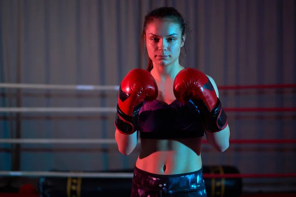Kick Boxeador Entrenamiento Chica Ring —  Fotos de Stock