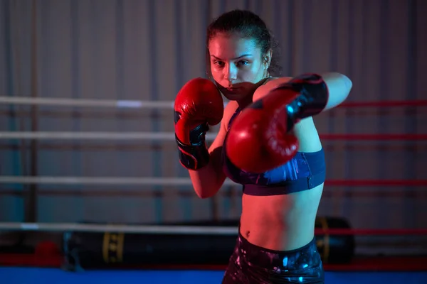 Kick Boxeador Entrenamiento Chica Ring — Foto de Stock