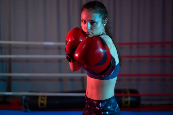 Kick Boxeador Entrenamiento Chica Ring — Foto de Stock