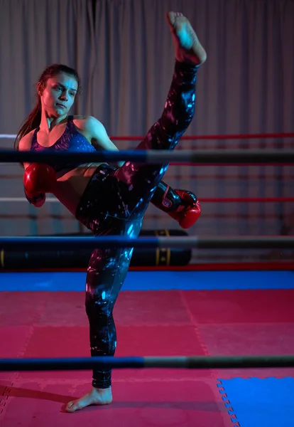 Kick Boxeador Entrenamiento Chica Ring — Foto de Stock