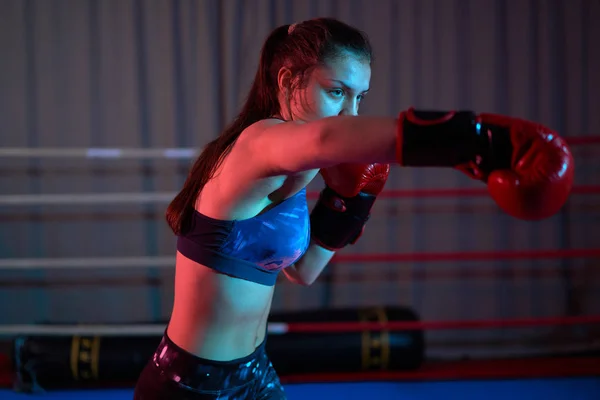 Kick Boxer Menina Formação Ringue Fotografia De Stock