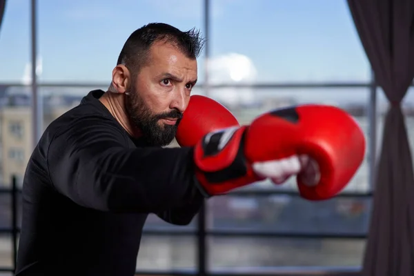 Boxer Mit Roten Handschuhen Beim Training Fitnessstudio — Stockfoto