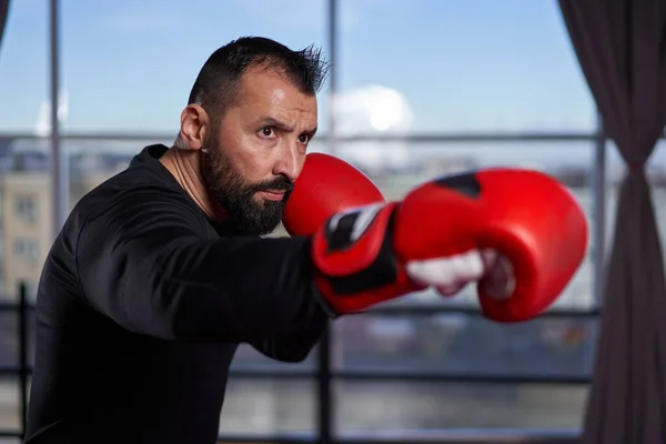 Boxer Gants Rouges Entraînement Dans Salle Gym — Photo