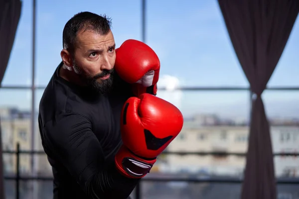 Boxer Mit Roten Handschuhen Beim Training Fitnessstudio — Stockfoto