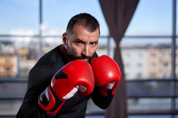 Boxer Mit Roten Handschuhen Beim Training Fitnessstudio — Stockfoto