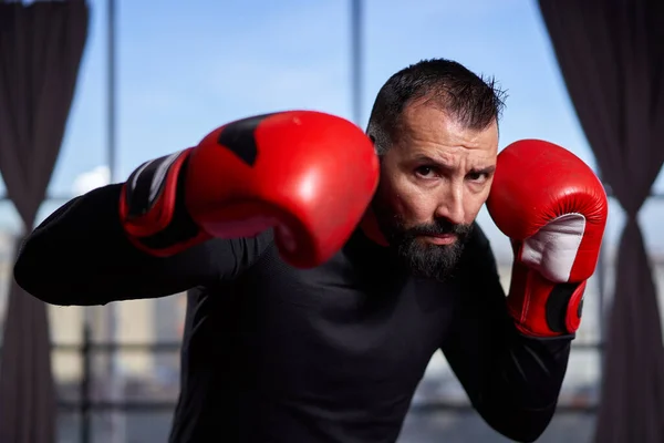 Boxer Červených Rukavicích Trénink Tělocvičně — Stock fotografie