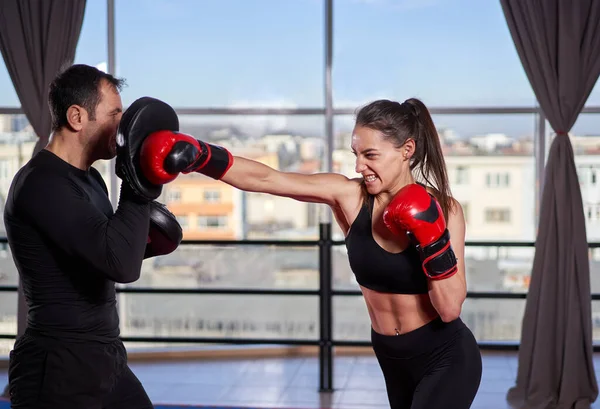 Young Boxer Woman Hitting Mitts Her Coach — Stock Photo, Image