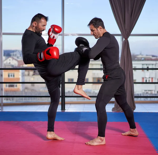 Kickboxer Slaat Pads Met Zijn Coach Sportschool — Stockfoto