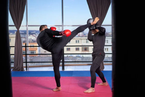 Kickboxer Golpeando Almohadillas Con Entrenador Gimnasio —  Fotos de Stock