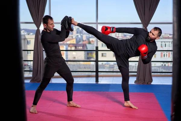 Kickboxer Bít Podložky Svým Trenérem Tělocvičně — Stock fotografie
