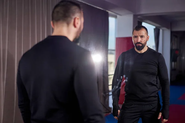 Combattant Avec Les Mains Enveloppées Ombre Boxe Dans Miroir — Photo