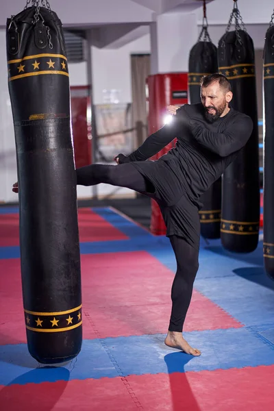 Kickboxer Κατάρτισης Στο Γυμναστήριο Κλωτσώντας Punchbag — Φωτογραφία Αρχείου