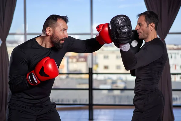 Boxer Frapper Mitaines Avec Son Entraîneur Dans Salle Gym Photo De Stock