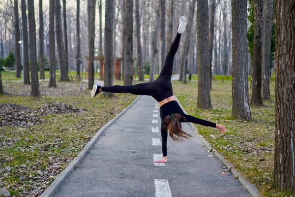 Young Gymnast Working Out Park — Stock Photo, Image