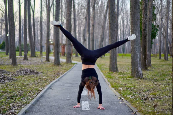 Young Gymnast Working Out Park — Stock Photo, Image