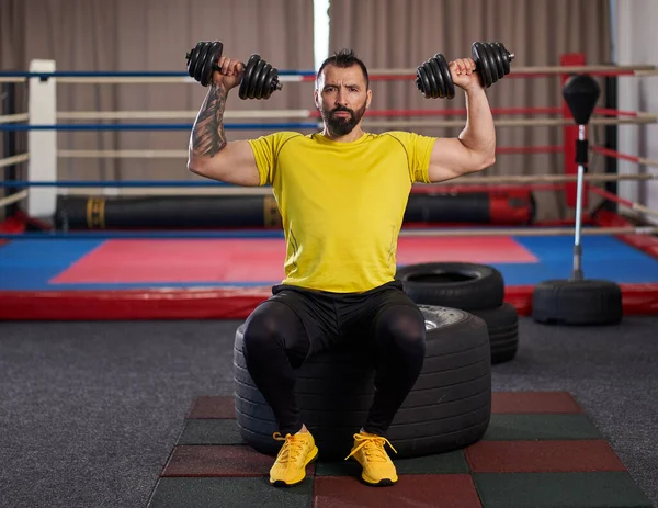 Mann Trainiert Mit Kurzhanteln Fitnessstudio — Stockfoto