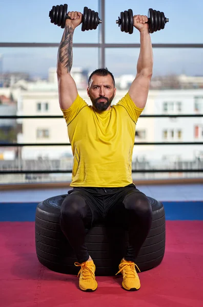 Sportowy Mężczyzna Robi Ćwiczenia Hantlami Siłowni — Zdjęcie stockowe