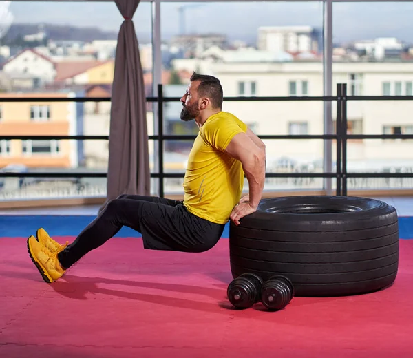 Jóképű Szakállas Sportoló Fitnesz Gyakorlatokat Végez — Stock Fotó