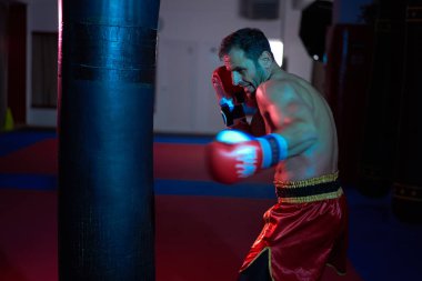 Muay Tay savaşçı kum torbası jimnastik salonu isabet
