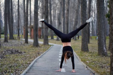 Bir parkta çalışma dışarı genç jimnastikçi