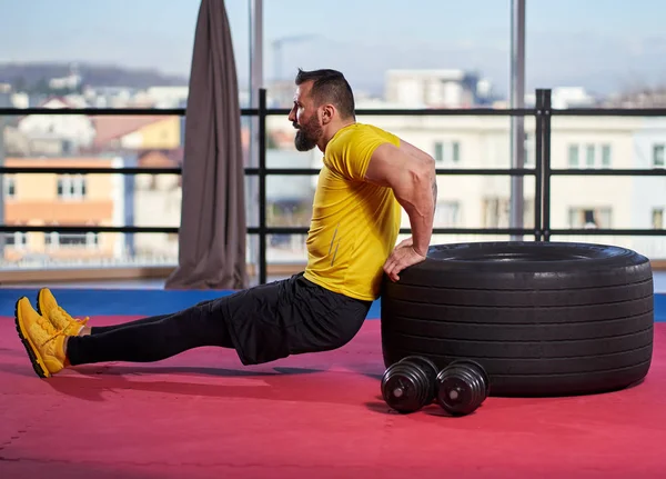 Jóképű Szakállas Sportoló Fitnesz Gyakorlatokat Végez — Stock Fotó