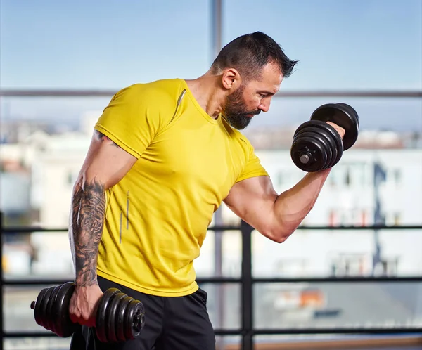 Mann Trainiert Mit Kurzhanteln Fitnessstudio — Stockfoto