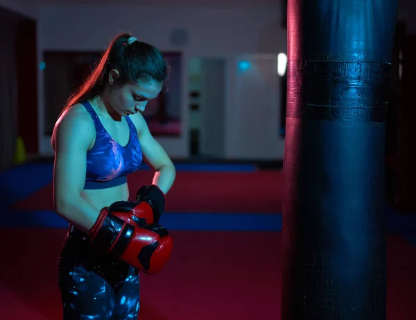 Joven Luchadora Trabajando Saco Boxeo Pesado — Foto de Stock