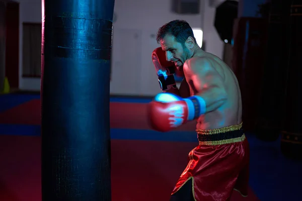 Muay Thai Combattant Frapper Sac Lourd Dans Salle Gym — Photo