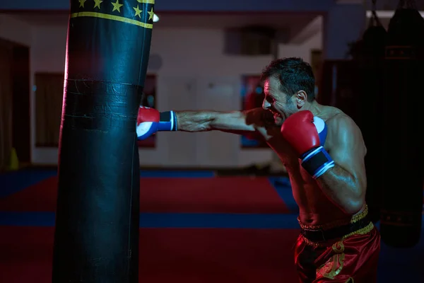 Muay Thai Lutador Batendo Saco Pesado Ginásio — Fotografia de Stock