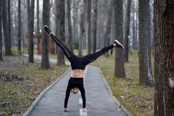 Young Gymnast Working Out Park — Stock Photo, Image